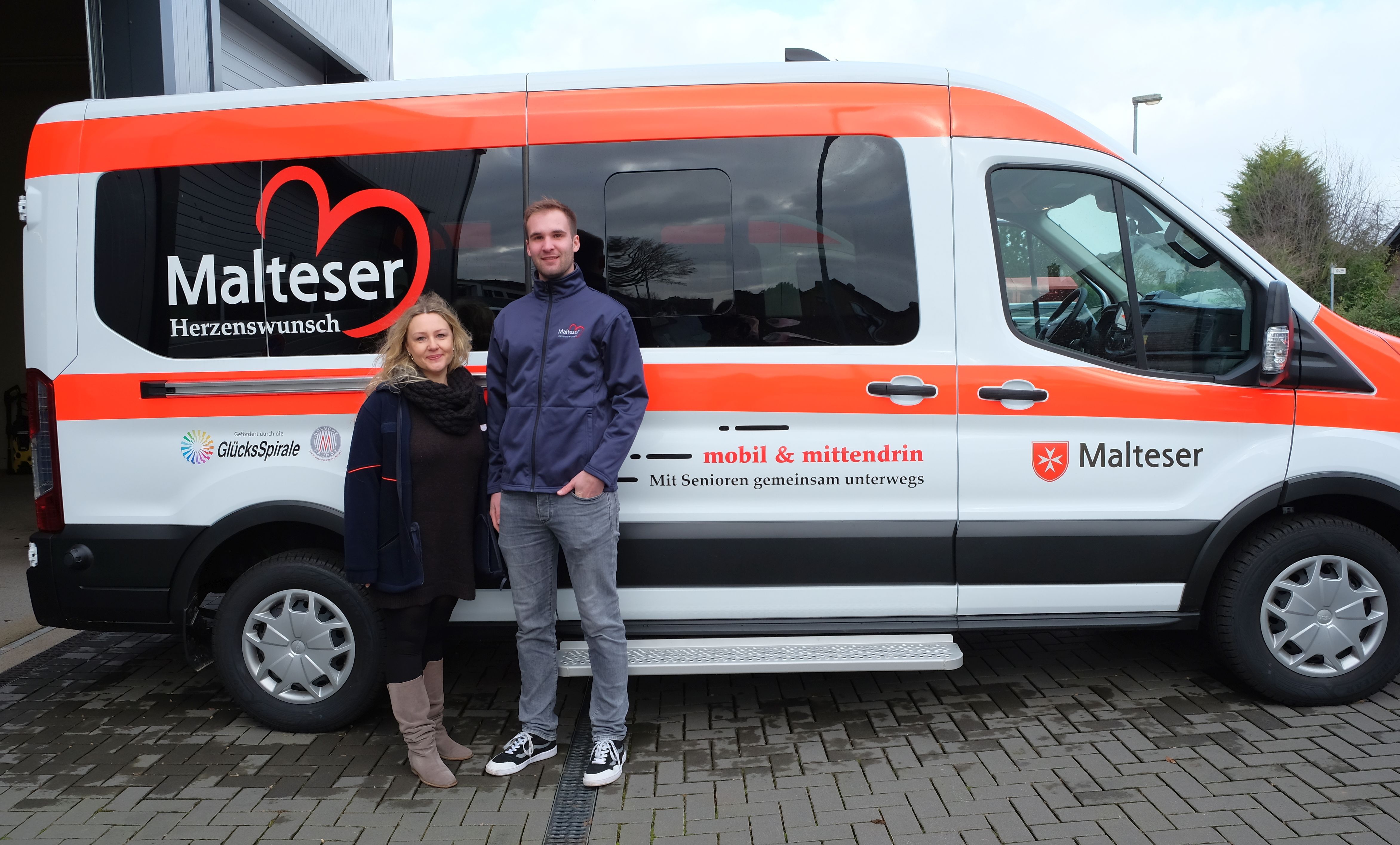 01_Christina Bergerhausen und Noah Bludau freuen sich über das Fahrzeug für ihre beiden Dienste.jpg