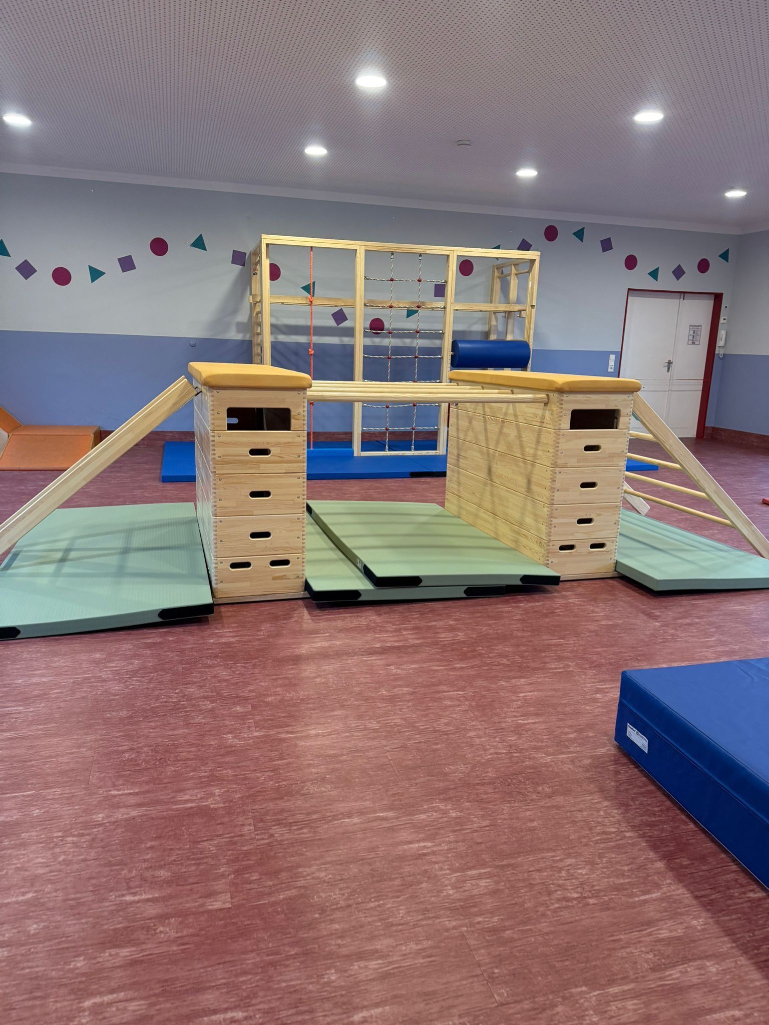 Eine Turnhalle mit Geräten