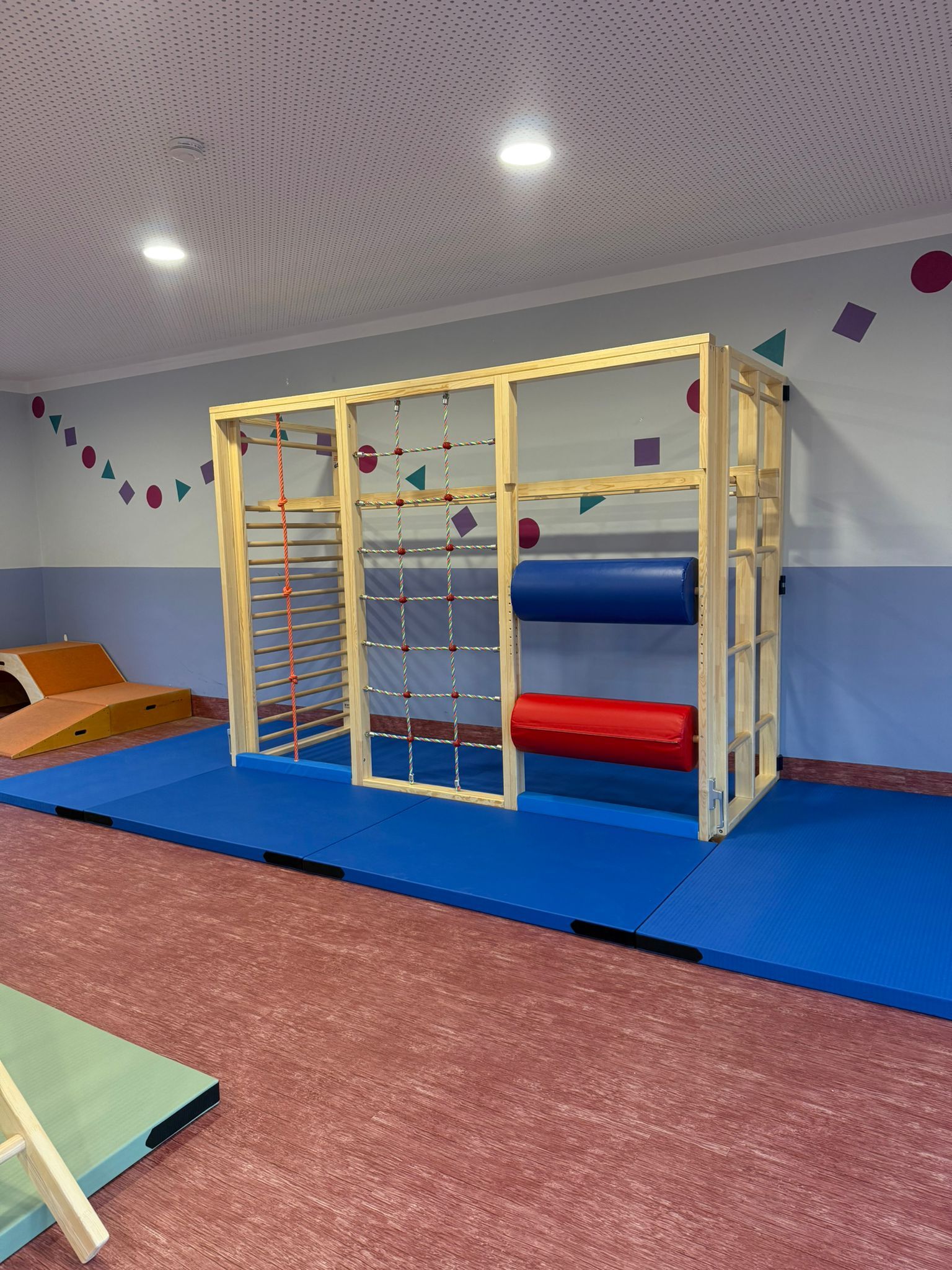 Eine Turnhalle mit Geräten