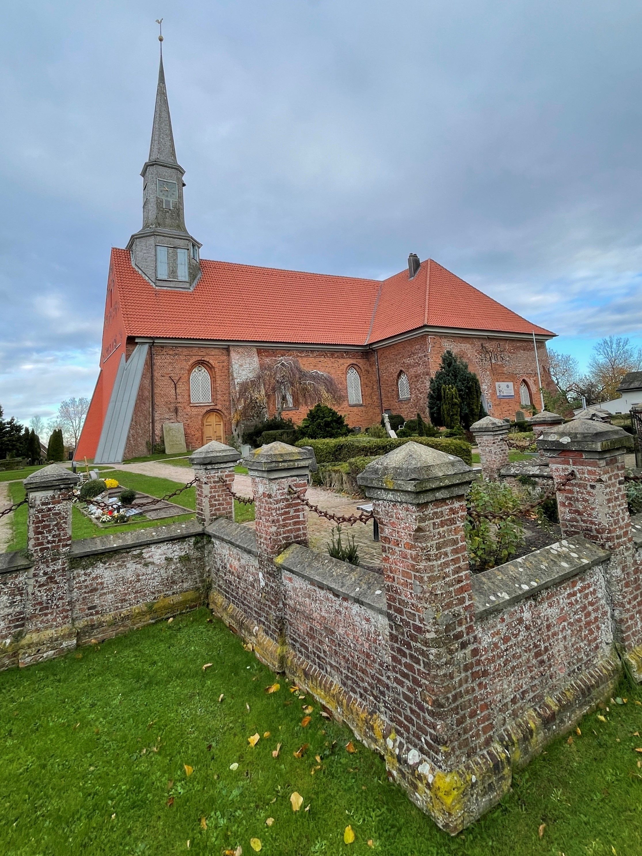 Eine Kirche mit Friedhof und Garten davor