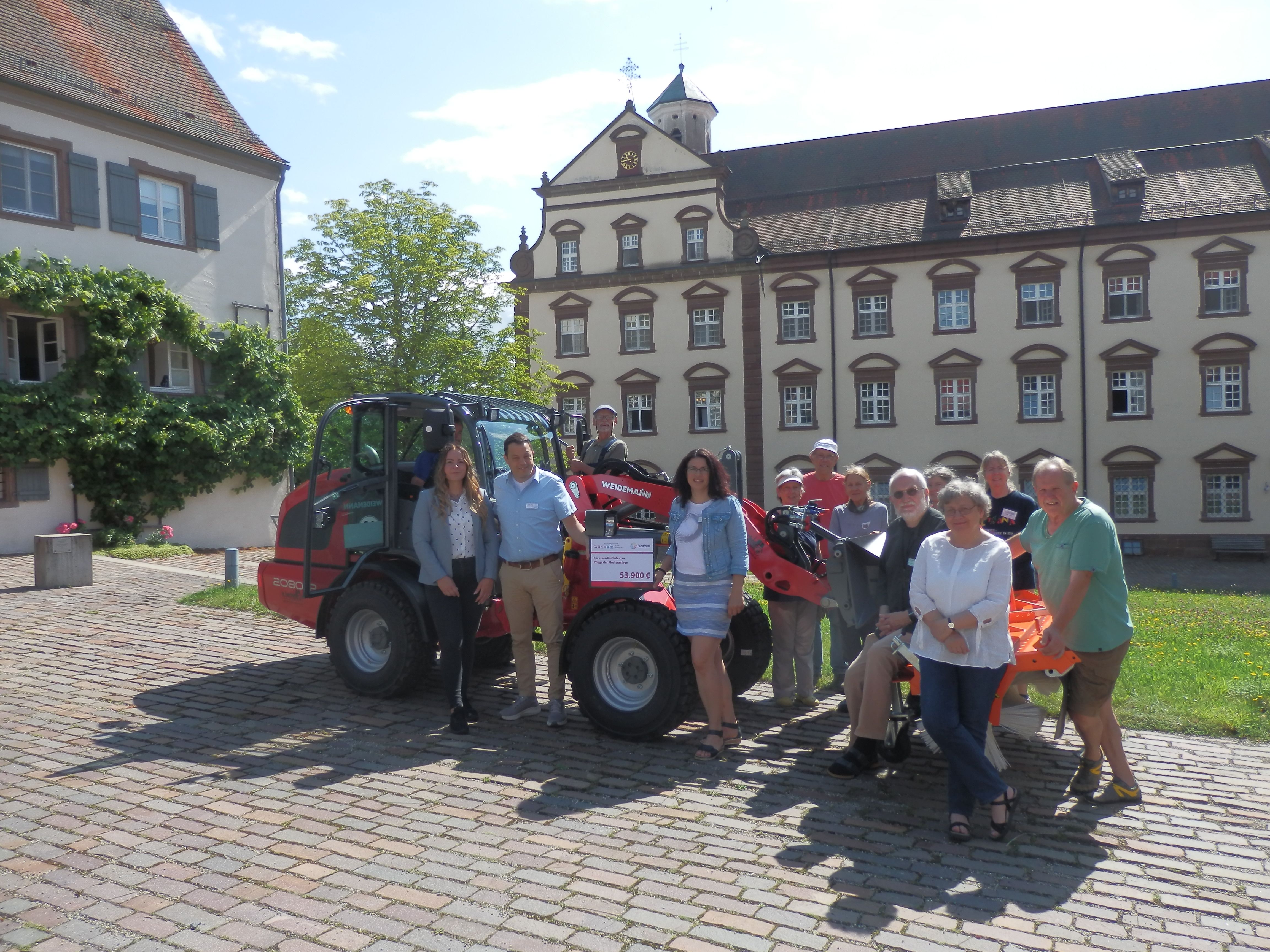 Mit Schwung und Unterstützung: Kloster Kirchberg freut sich über neuen Radlader