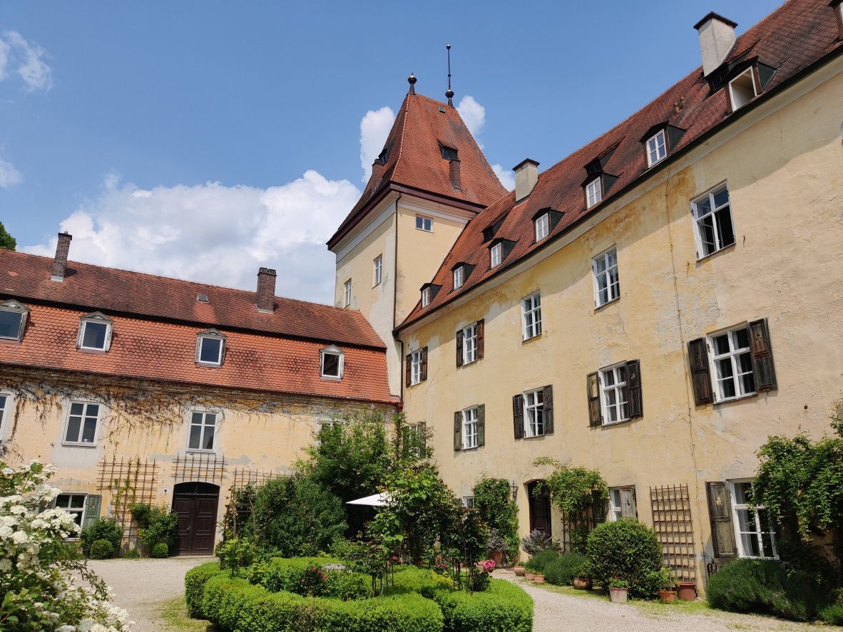 Schloss Niederaichbach bei Landshut: Unterstützung für den Wirtschaftshof