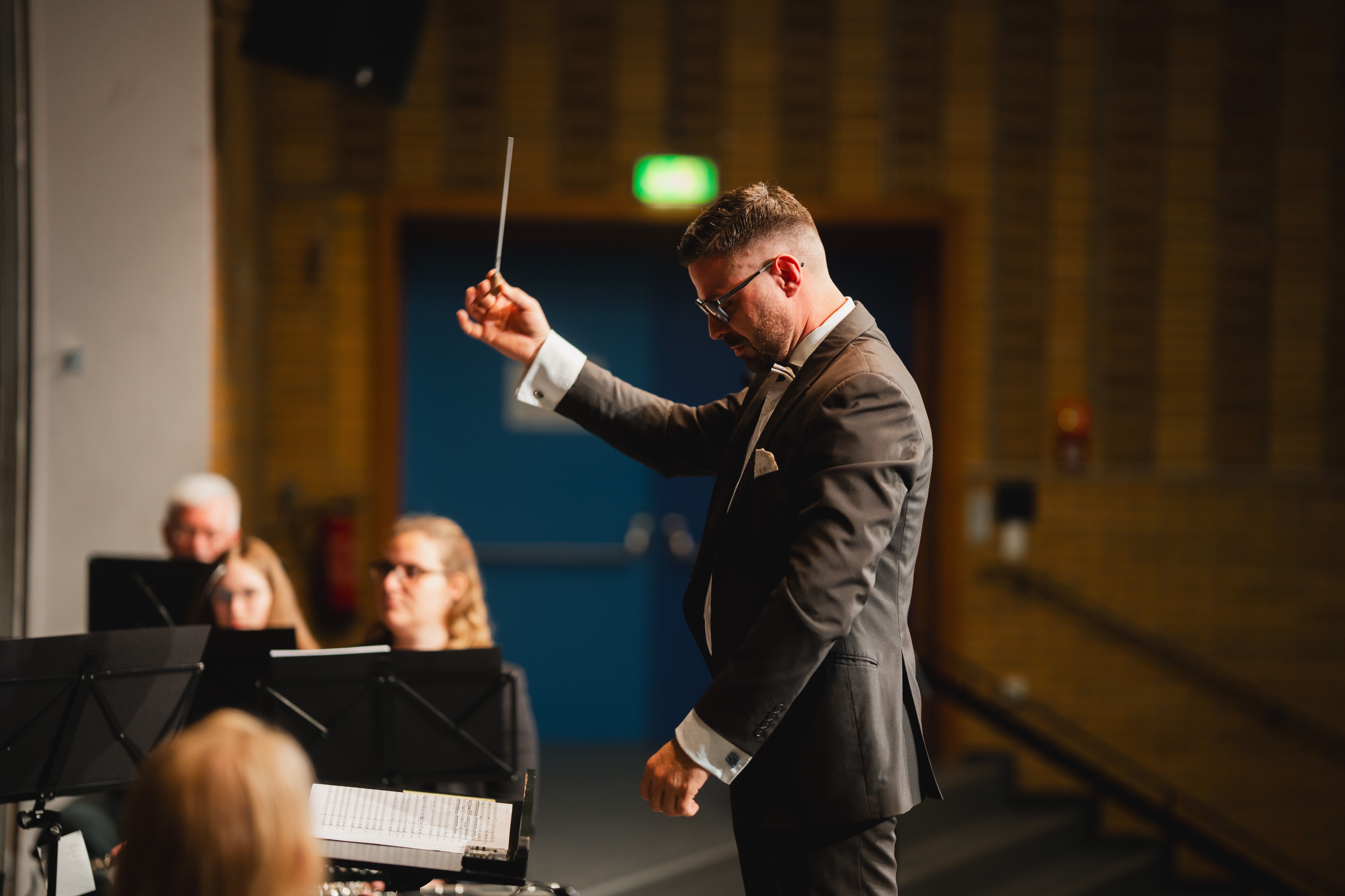 Ein Dirigent vor seinem Orchester