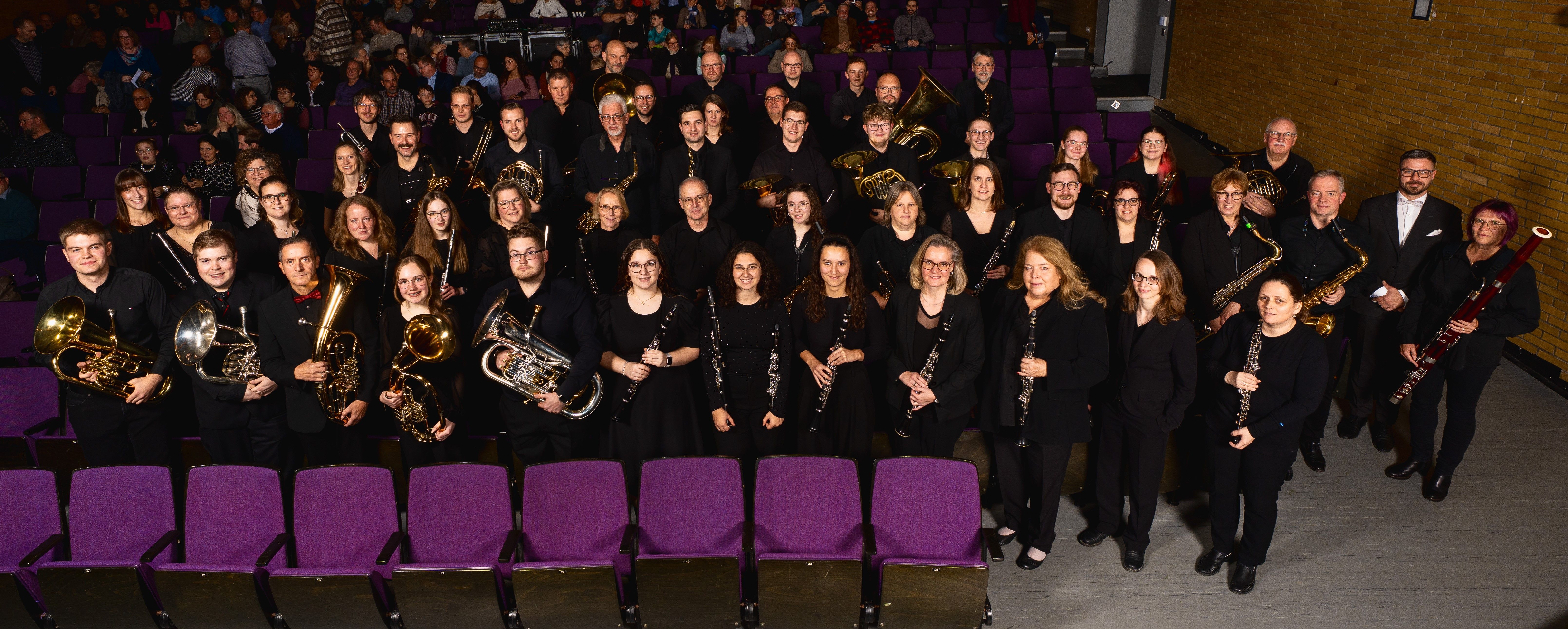 Gruppenbild mehrerer Menschen mit ihren Instrumenten