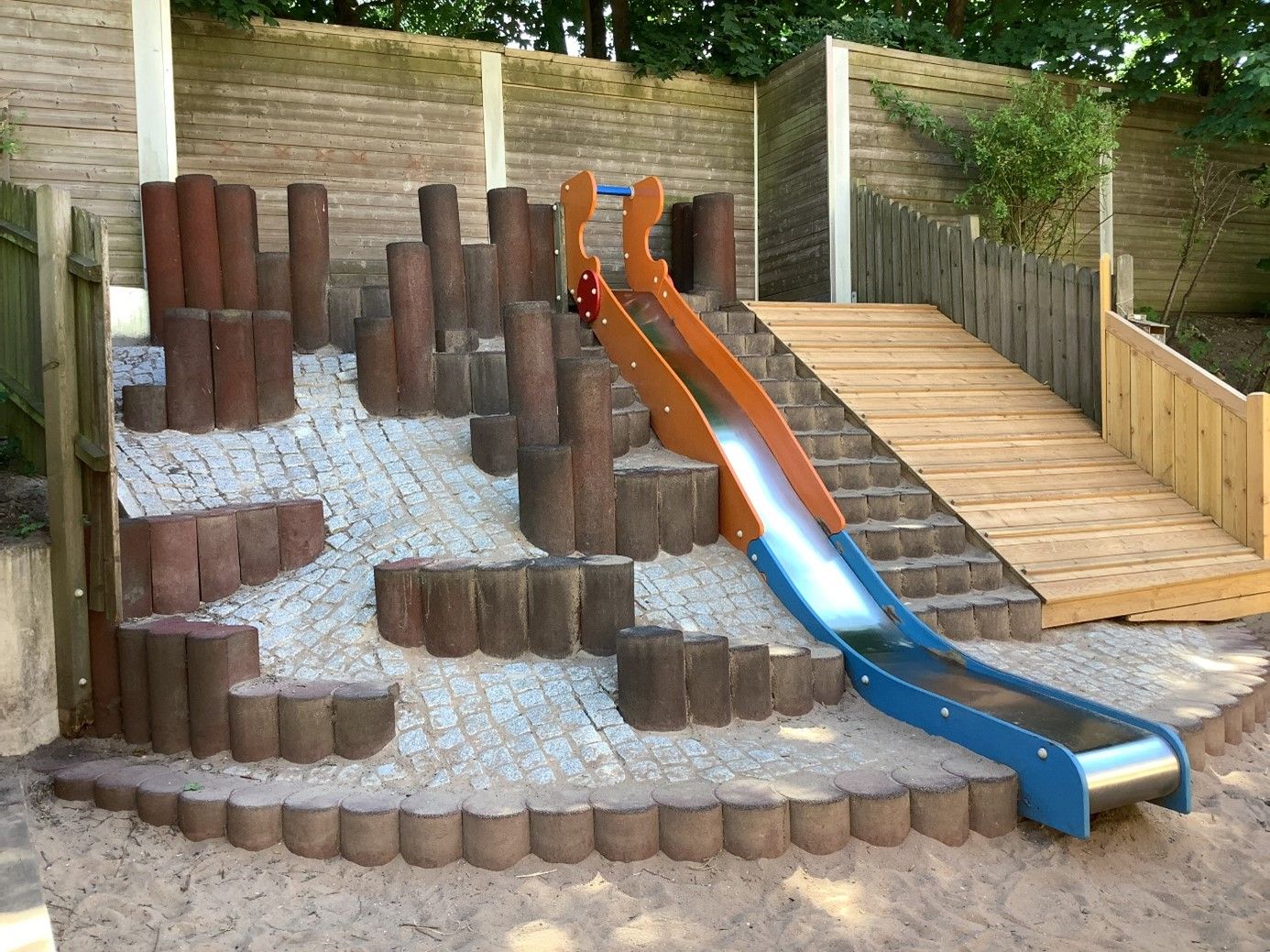 "Rutschenhügel" im Kindergarten Lindenhain