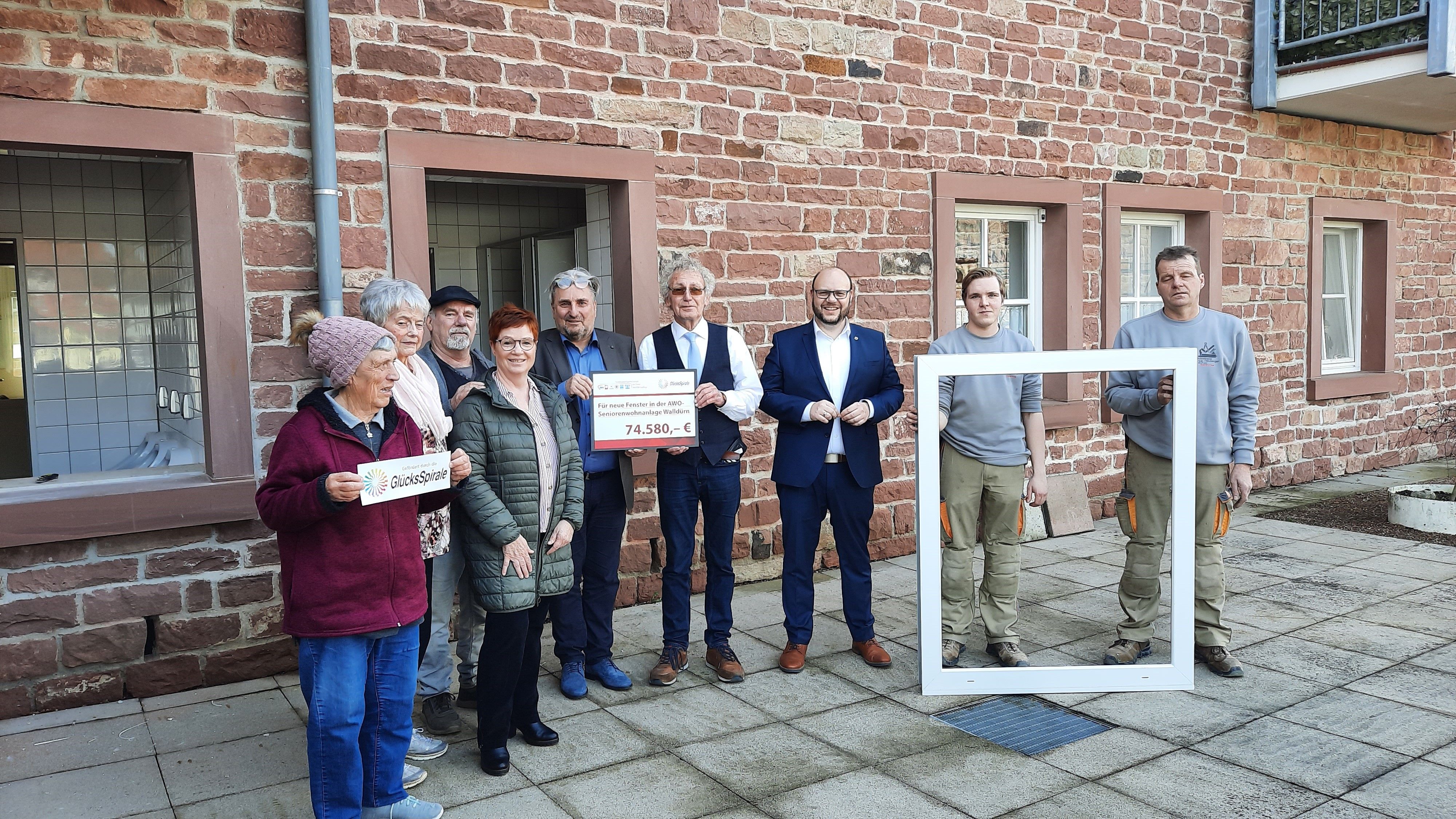 GlücksSpirale finanziert neue Fenster für Seniorenwohnanlage der AWO Walldürn