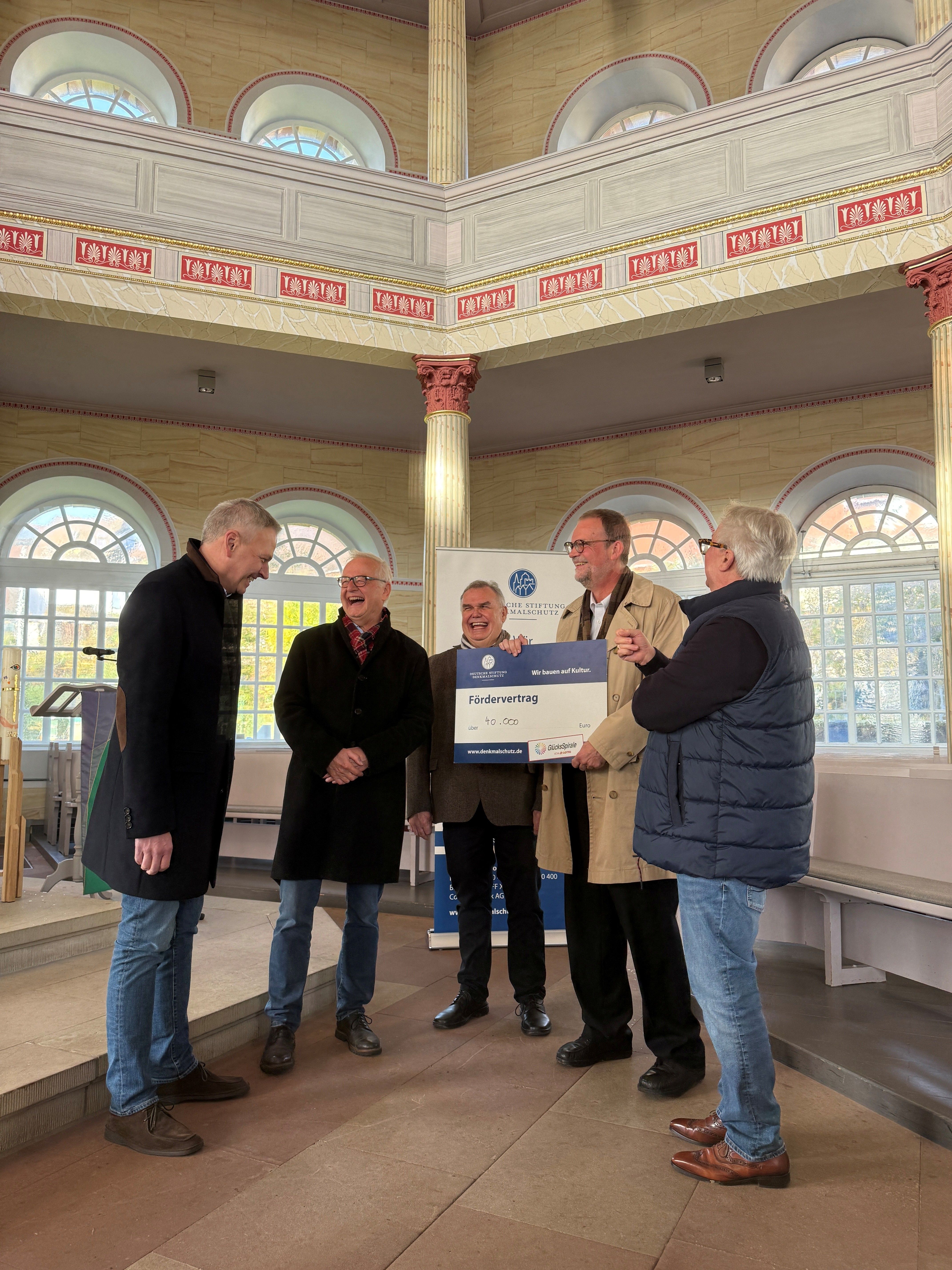 Eine Gruppe Menschen mit Förderscheck