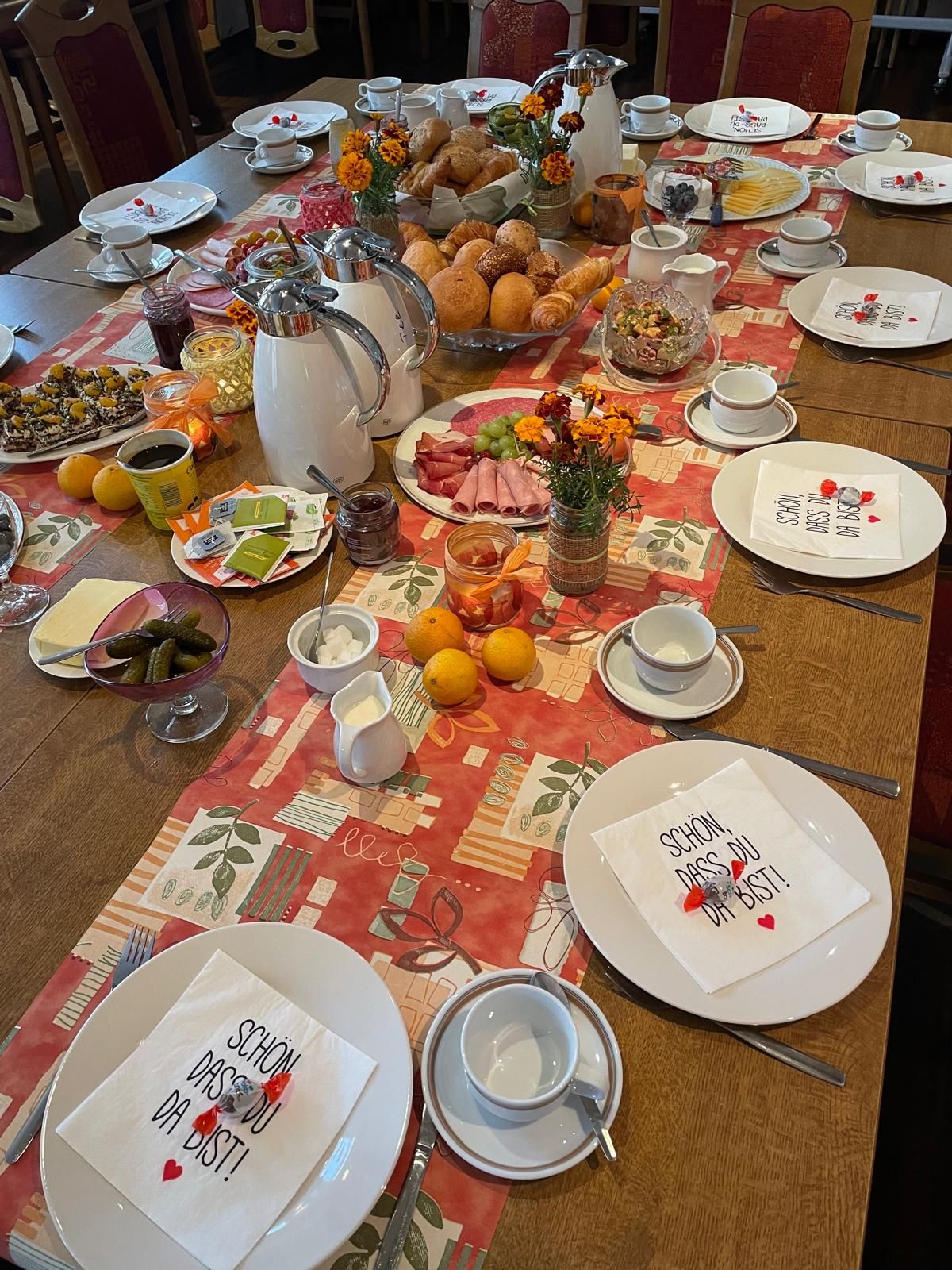 Ein gedeckter Frühstückstisch