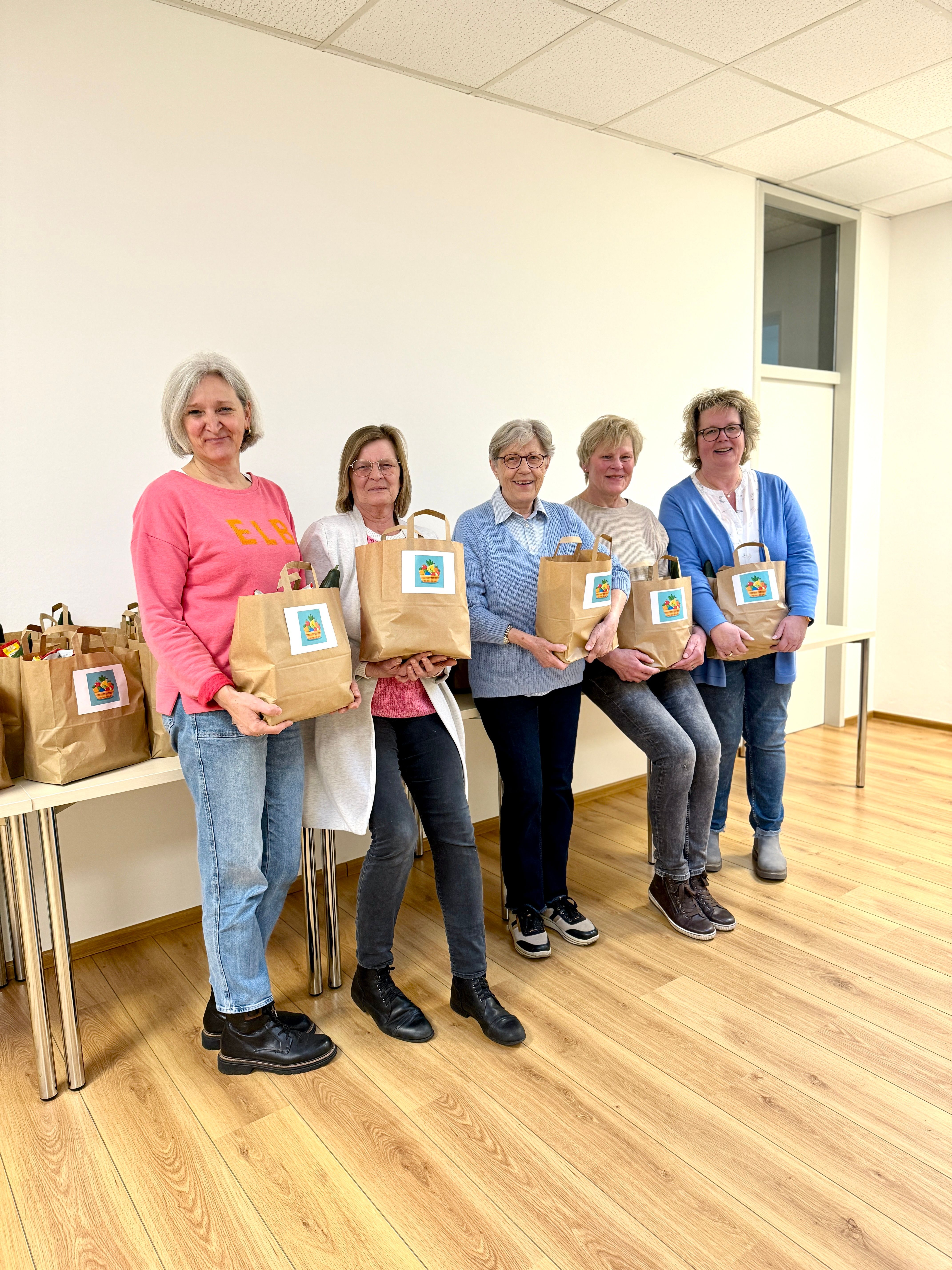 Eine Gruppe Frauen mit Lebensmittel-Tüten