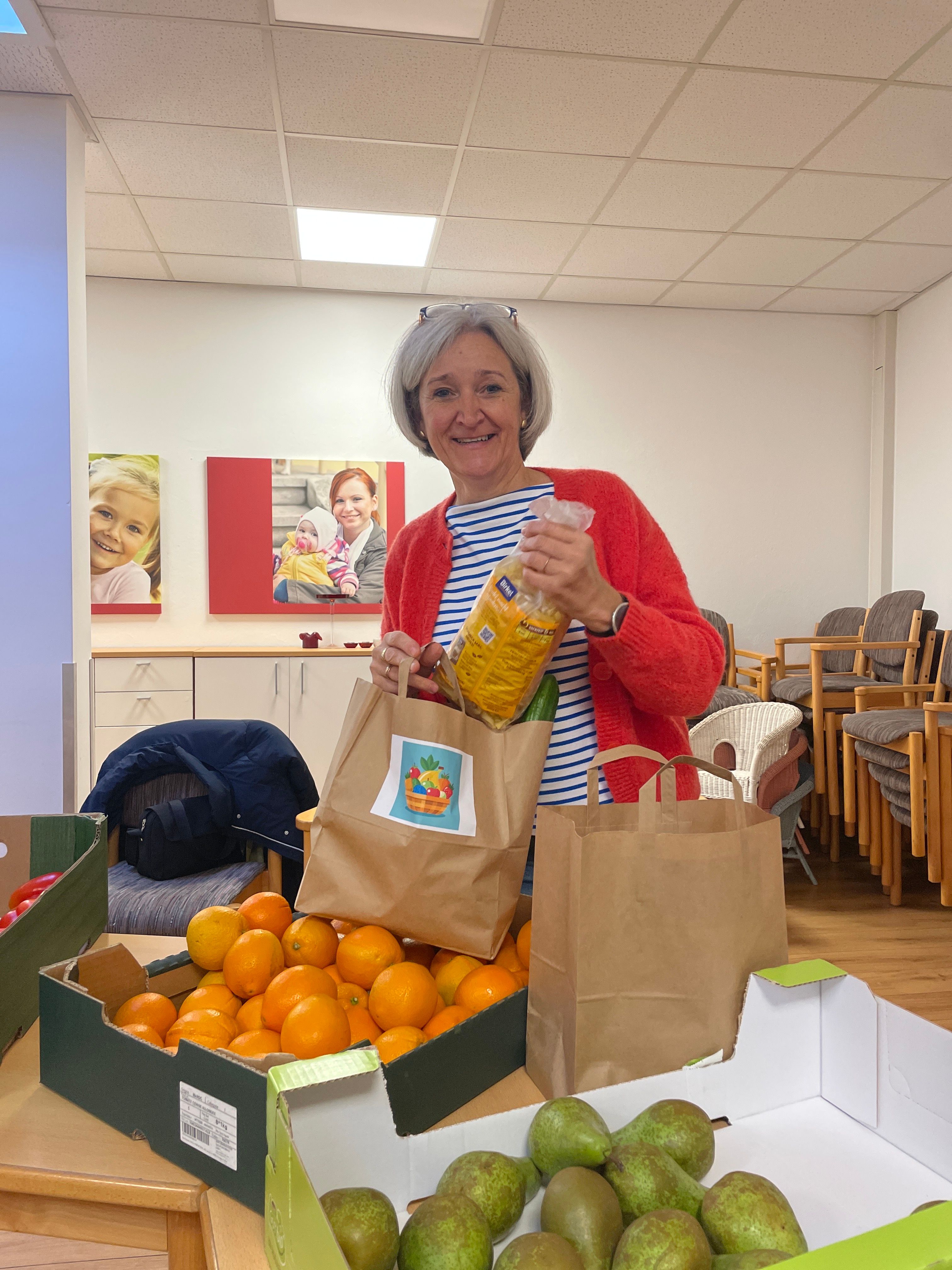 Eine Frau mit Lebensmitteln