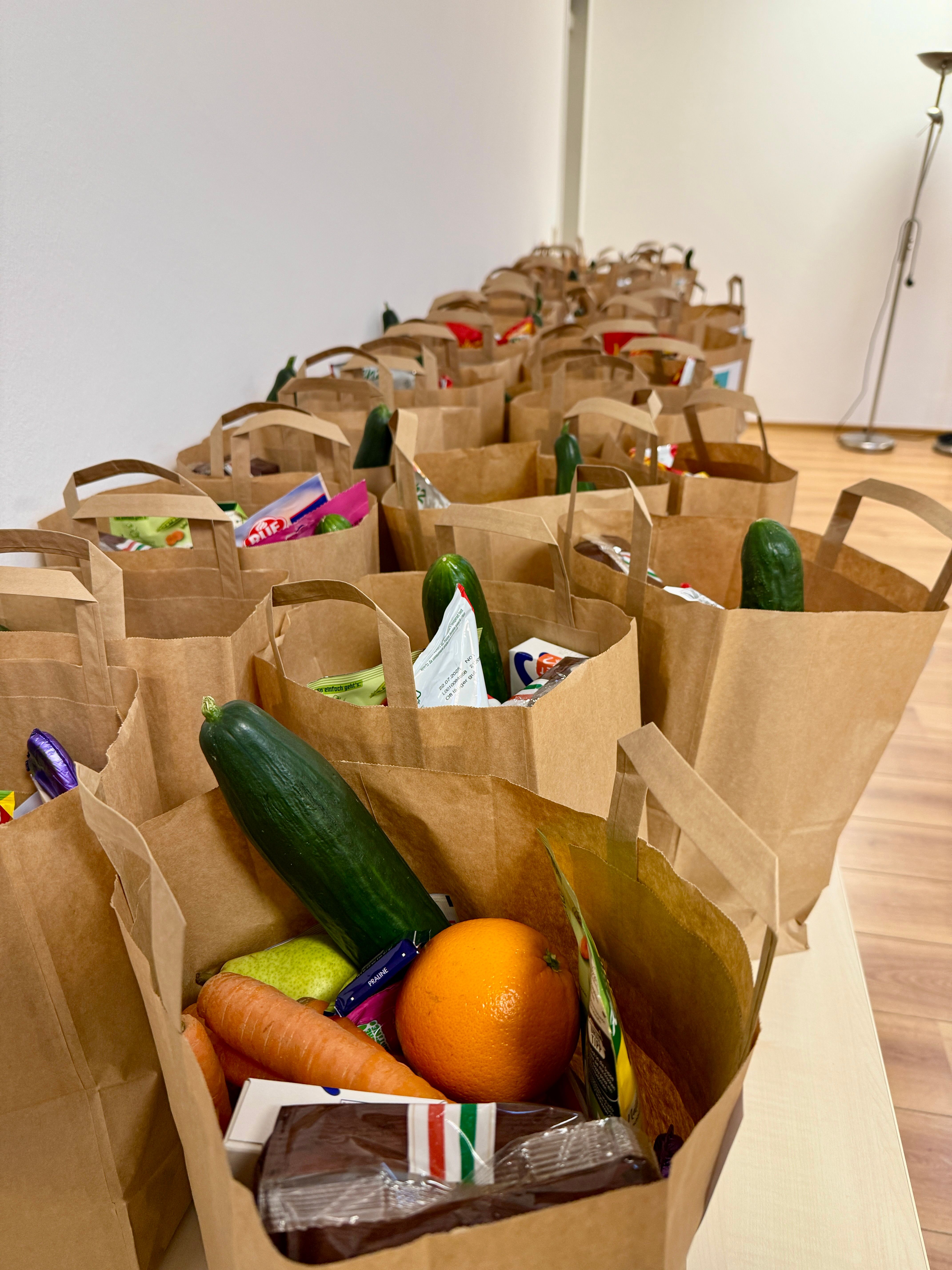 Voll gepackte Tüten mit Lebensmitteln