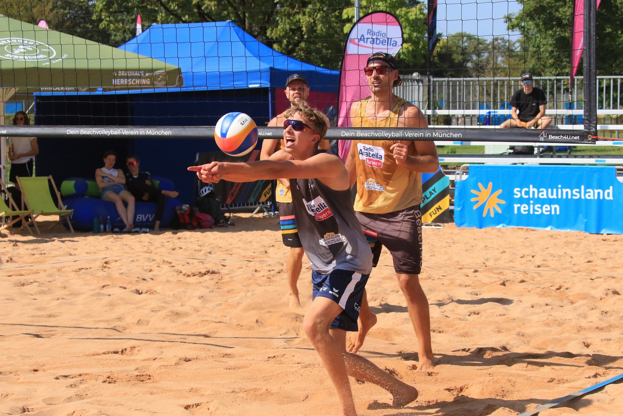 Aufschlag für die Zukunft: Bayerns Volleyball-Talente punkten jetzt doppelt