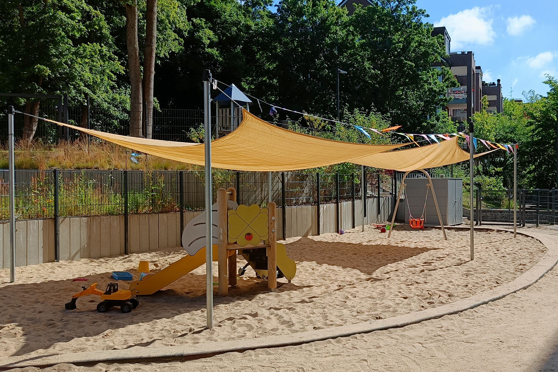 Sonnenschutz für die Kleinsten: GlücksSpirale ermöglicht schattenspendende Sonnensegel in AWO Kitas