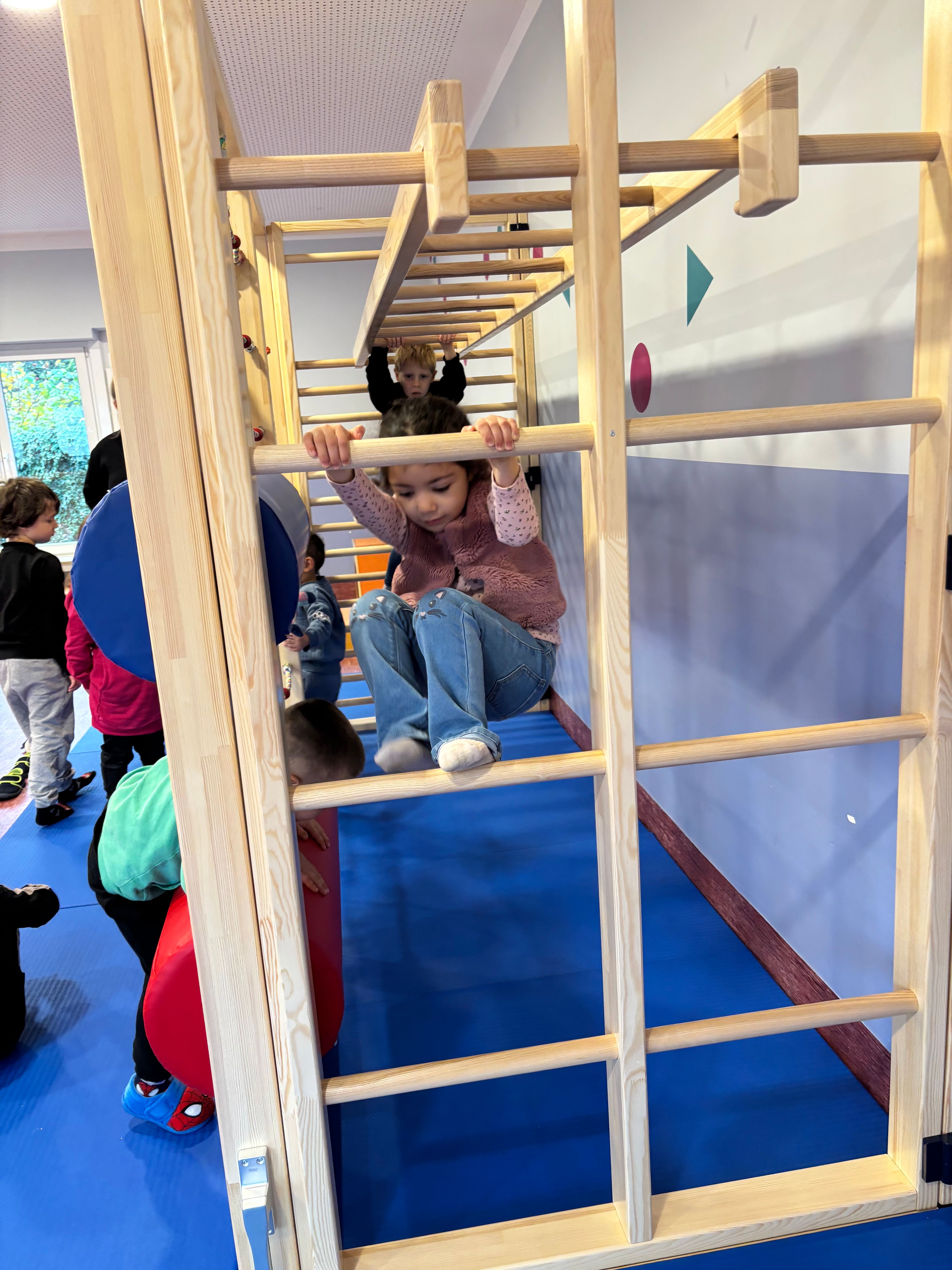 Kinder turnen an einem Turngerät