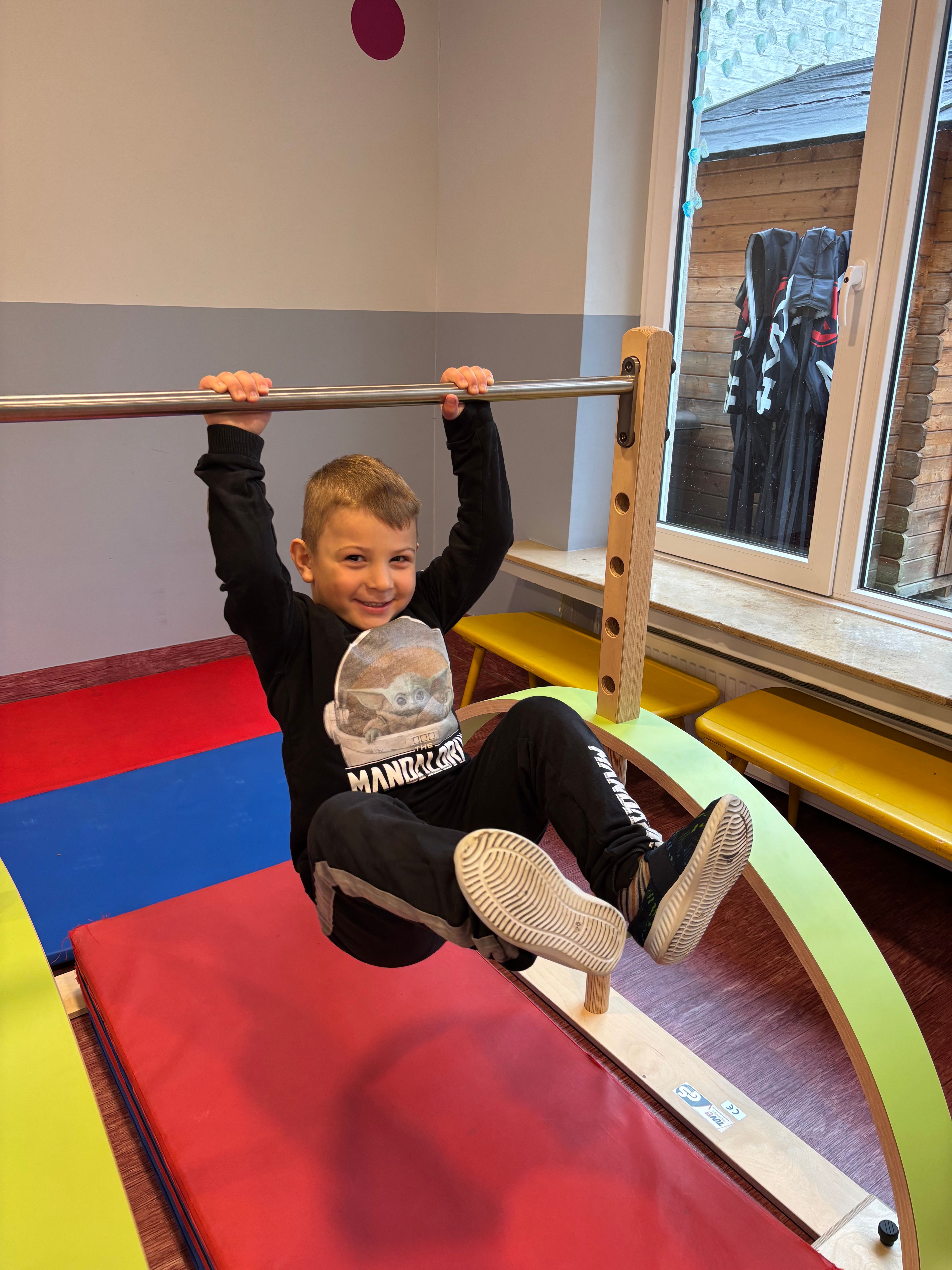 Ein Junge turnt an einem Gerät