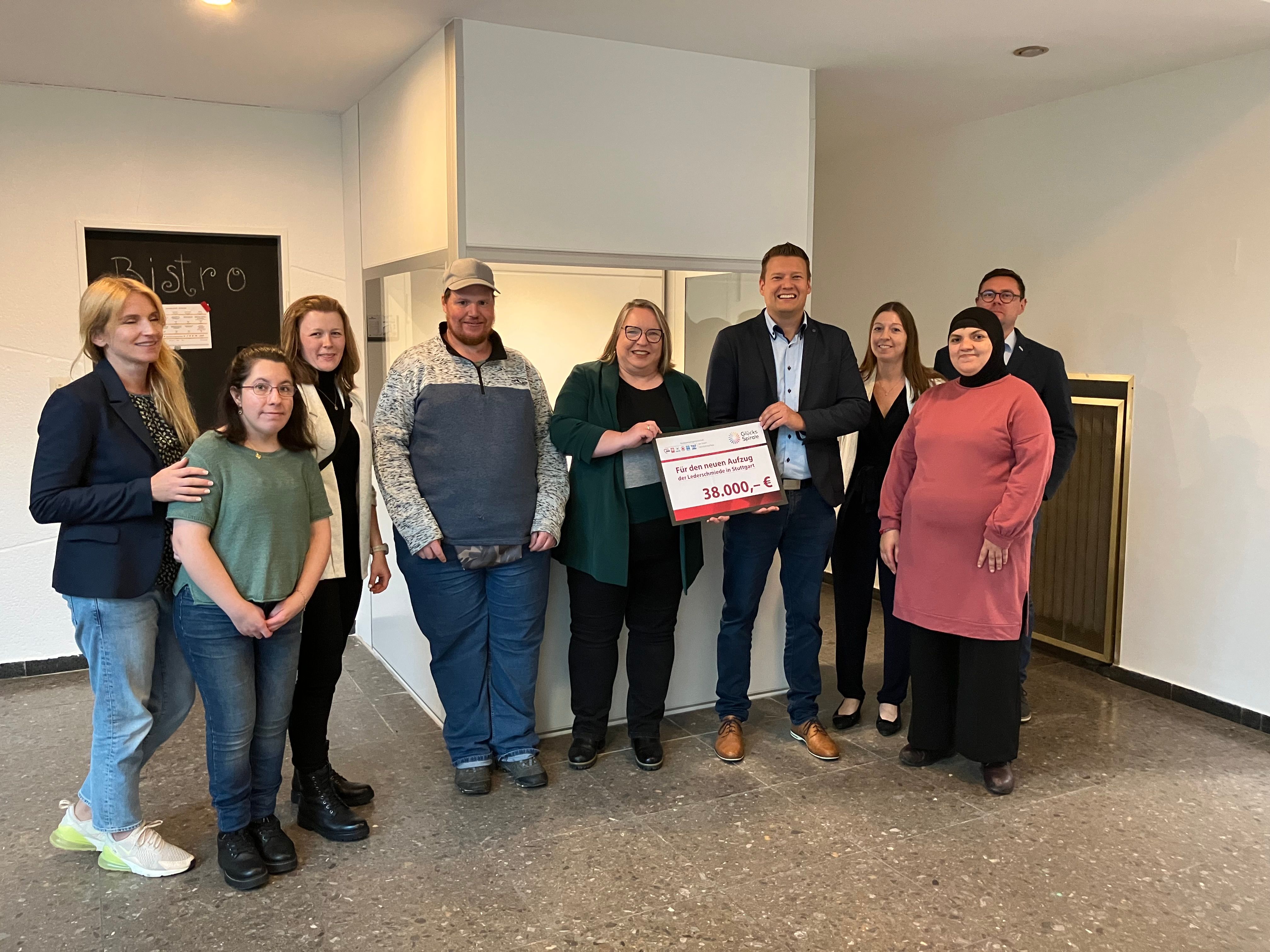 Eine Gruppe Menschen mit Förderscheck