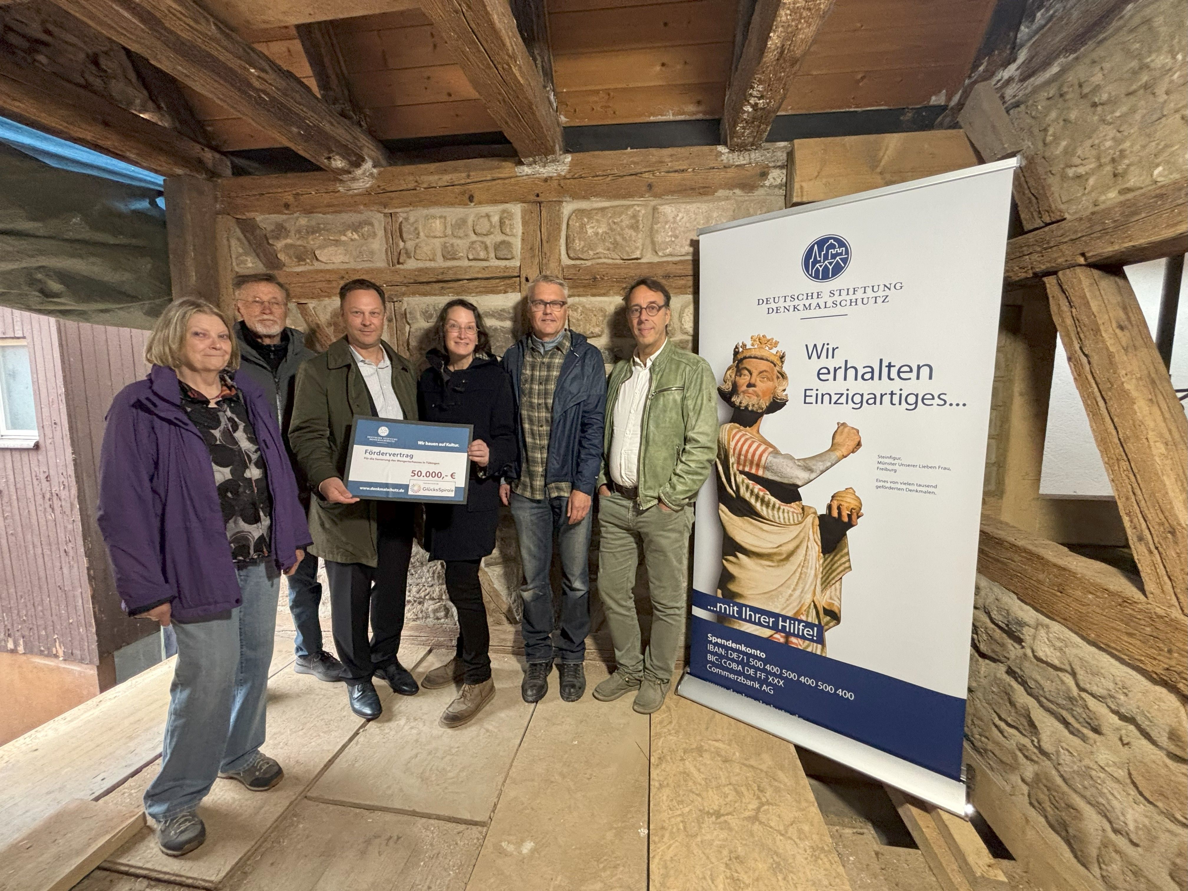 Eine Gruppe Menschen mit Förderscheck