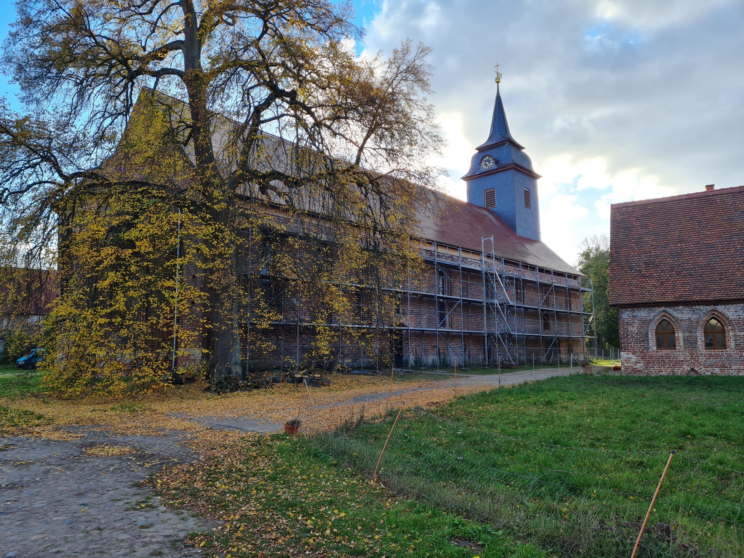 Dichtes Dach für die Klosterkirche Dambeck