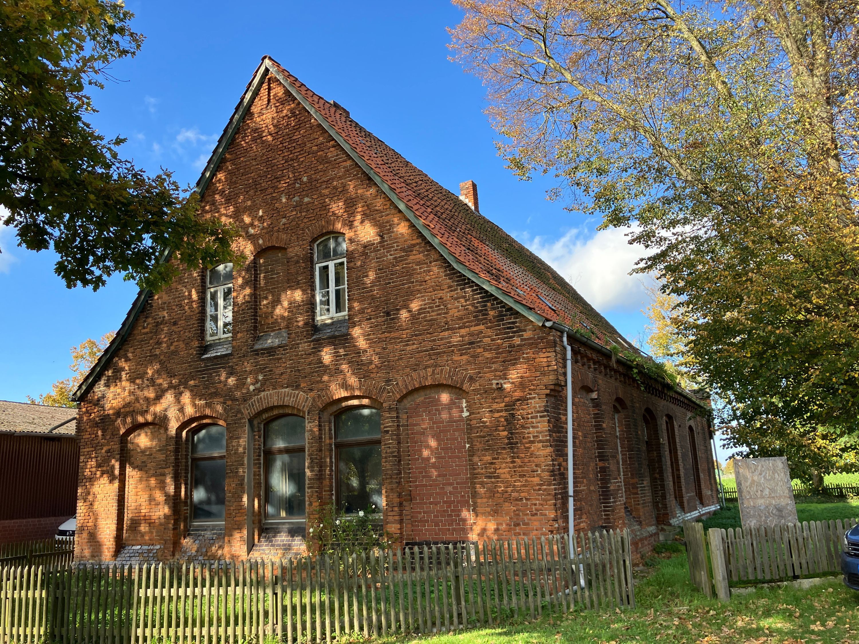 Aussenansicht eines Backstein-Gebäudes