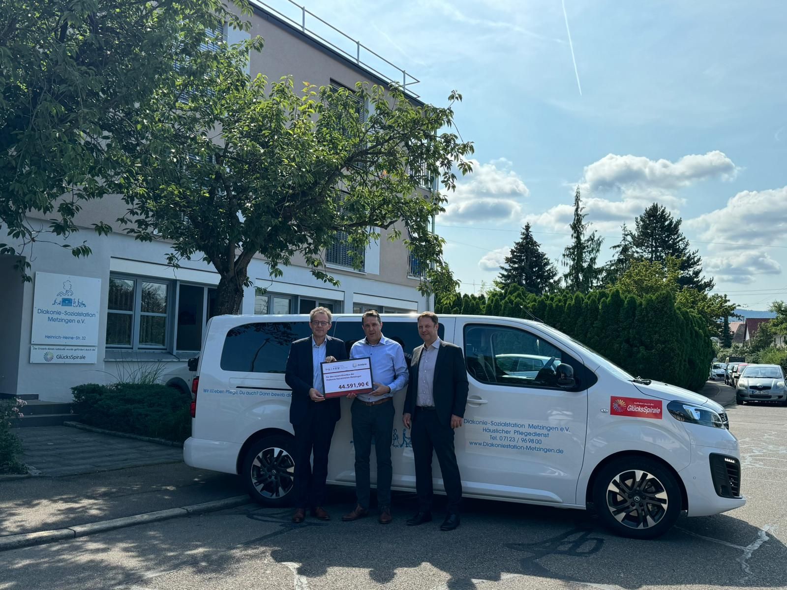 Auf Tour mit dem Glück: Diakonie-Sozialstation Metzingen erhält neuen Bus dank der GlücksSpirale