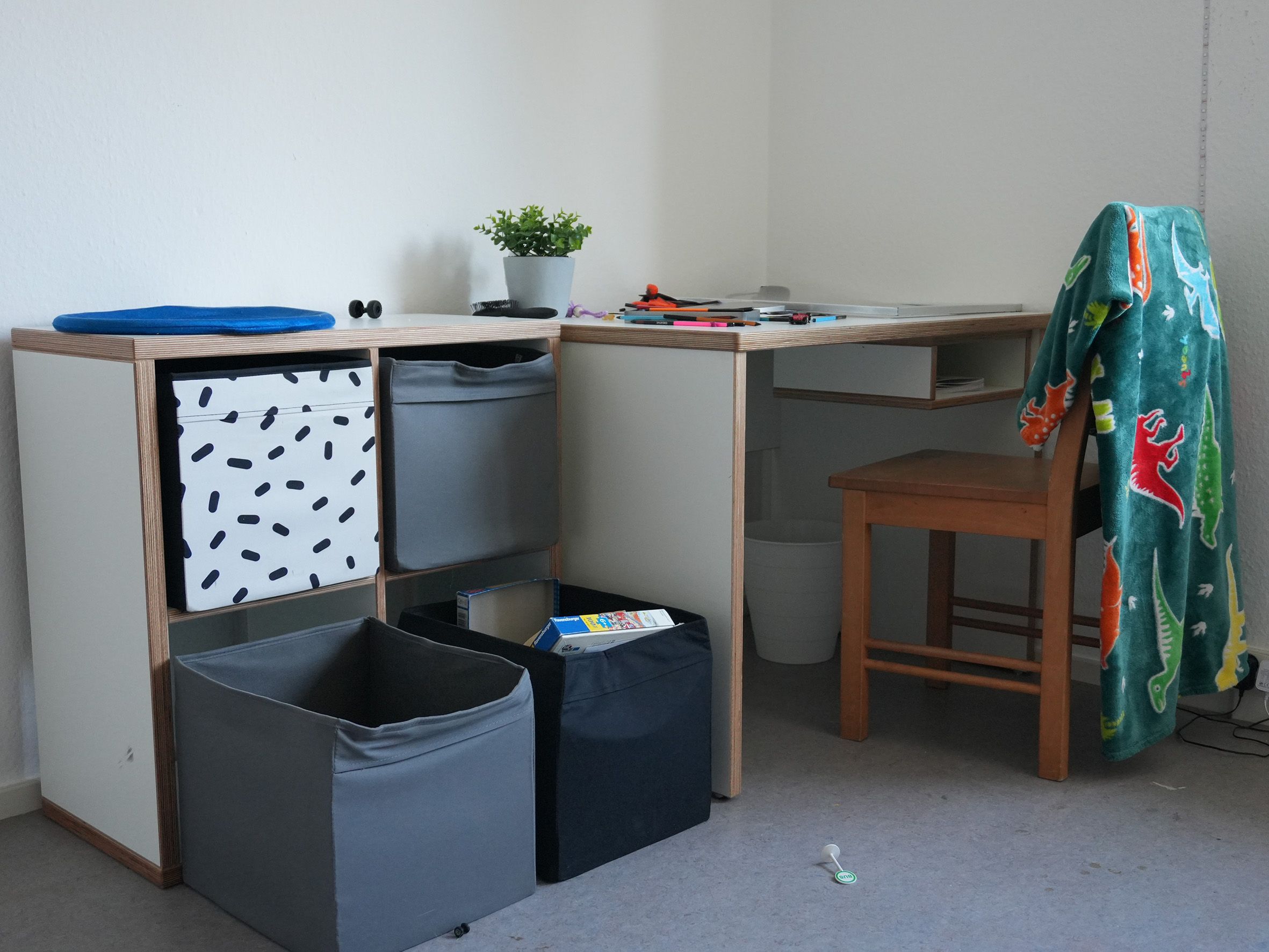 Ein Schreibtisch und ein Regal aus Holz in einer Zimmerecke