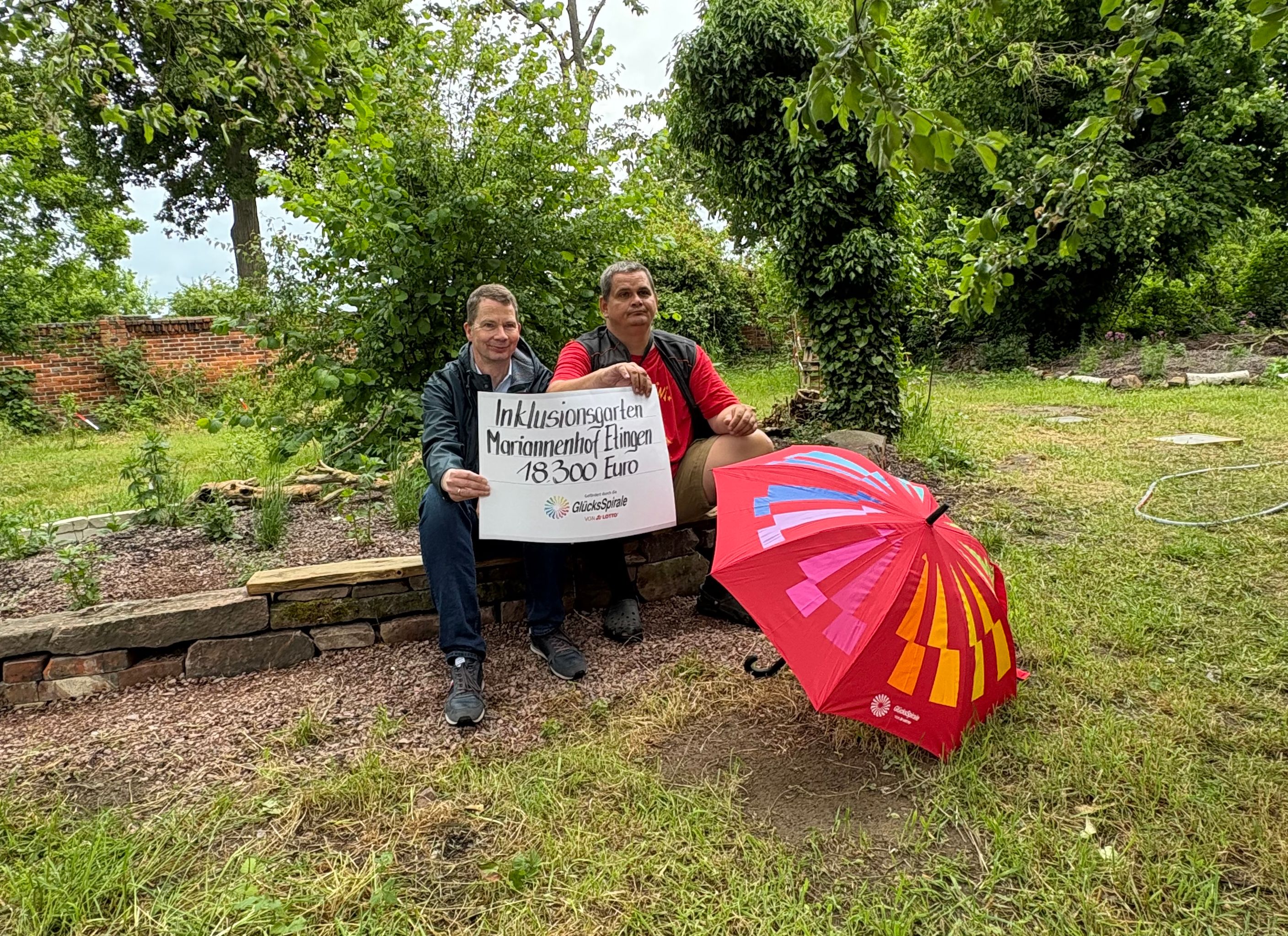 Scheckübergabe_Herr Ebert mit Bewohner Heiko.jpg