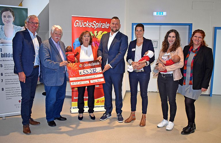 Babybedenkzeit Trier – Teenager testen Elternsein mit Babysimulatoren