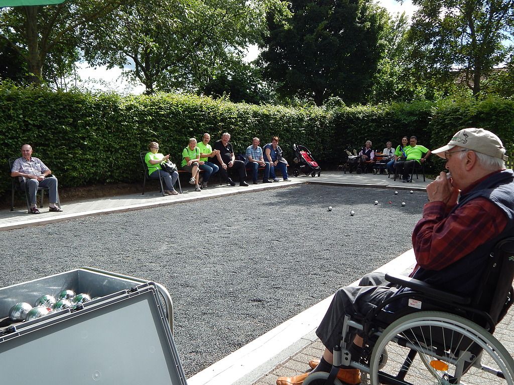 Kugeln rollen, Kontakte entstehen: Neue Boulebahn im AWO Seniorenzentrum Gürzenich