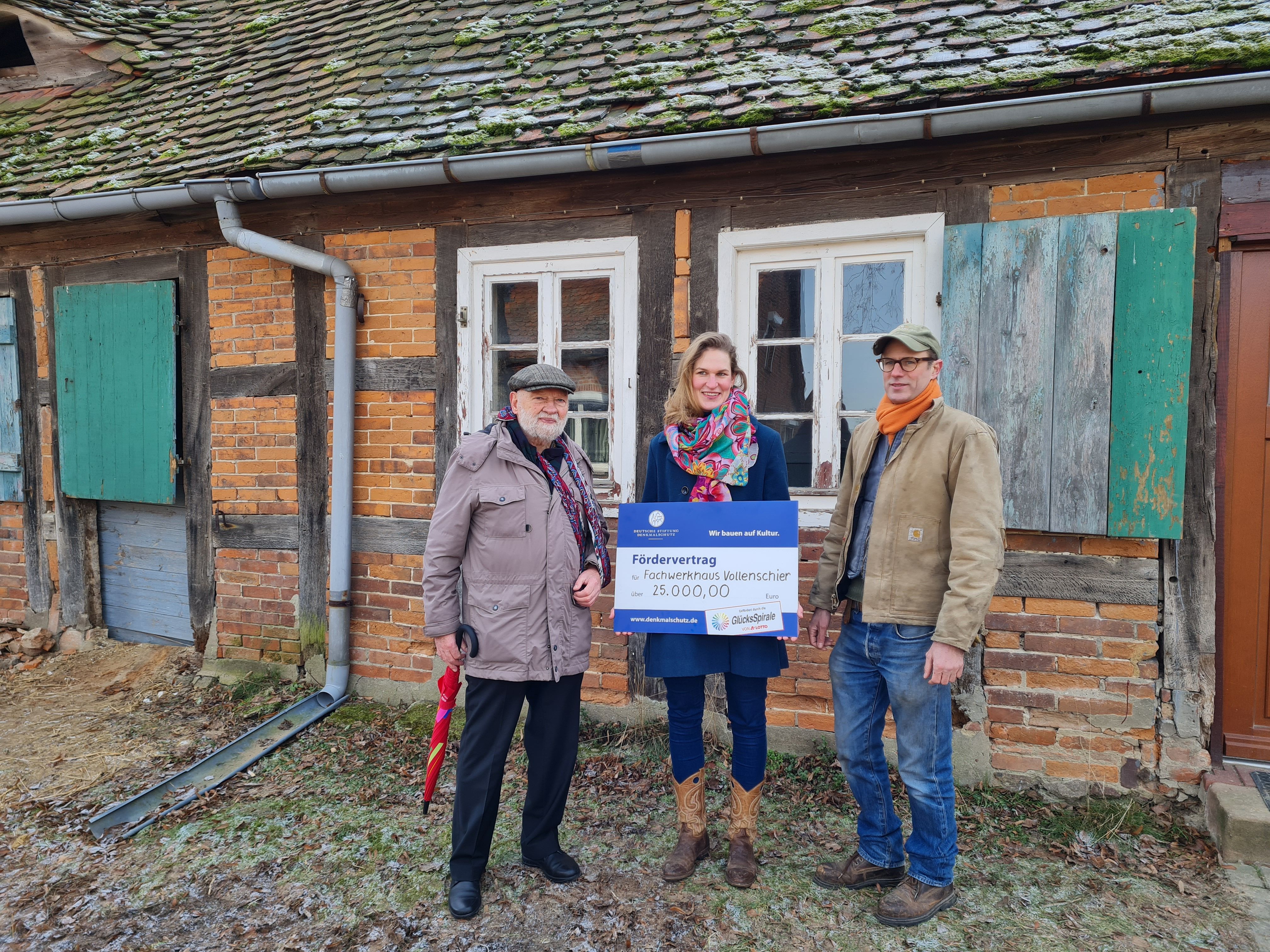 Bei der Scheckübergabe: DSD-Kurator Dr. Volker Stephan, Denkmaleigentümer Philippa und Hans-Georg von Engelbrechten