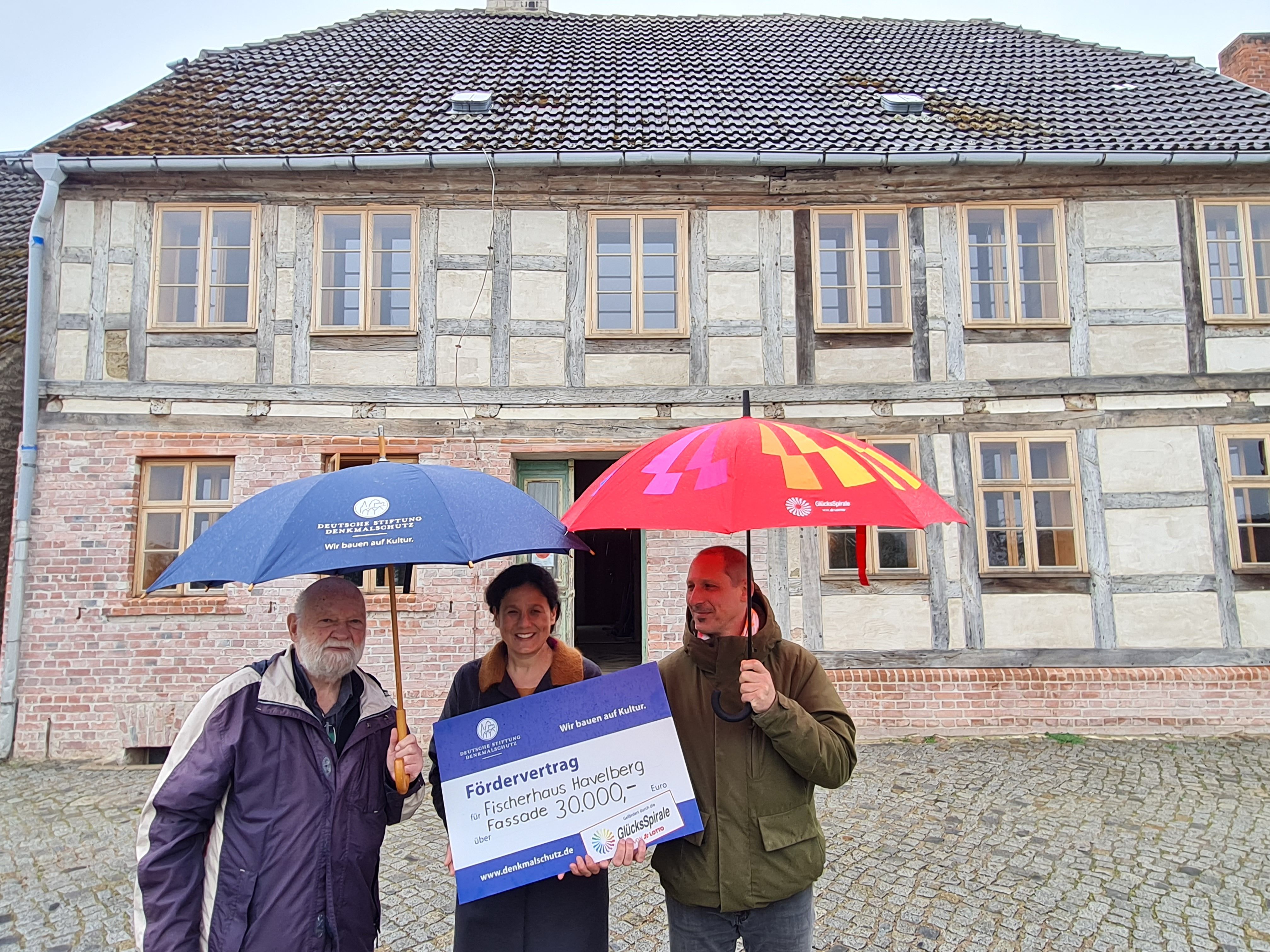 v. l. Dr. Volker Stephan, Mira Dih und Christian Geyer (2).jpg